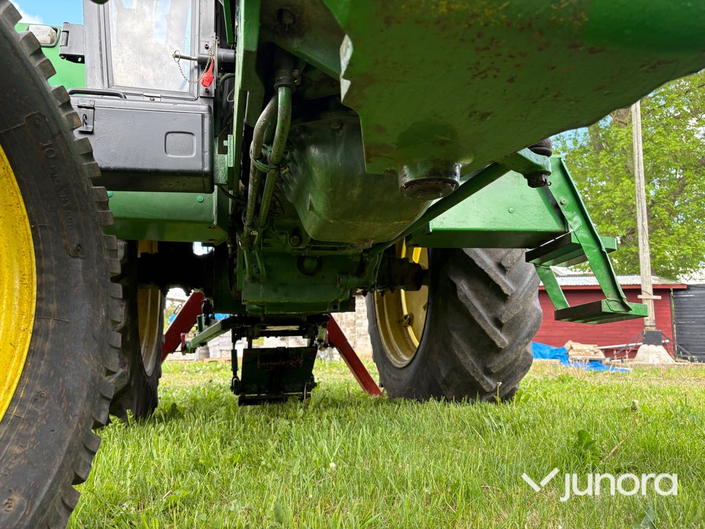 Traktor med skogskran - John Deere, 2130