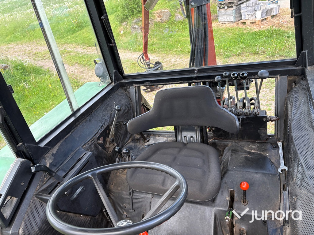 Traktor med skogskran - John Deere, 2130