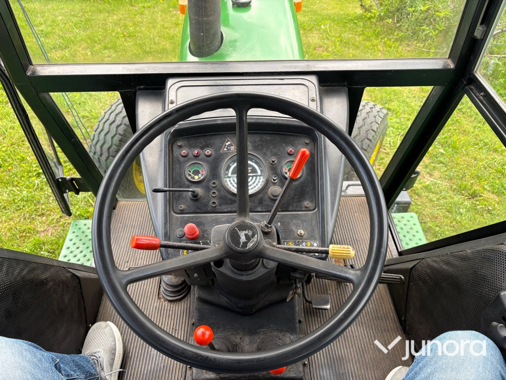 Traktor med skogskran - John Deere, 2130