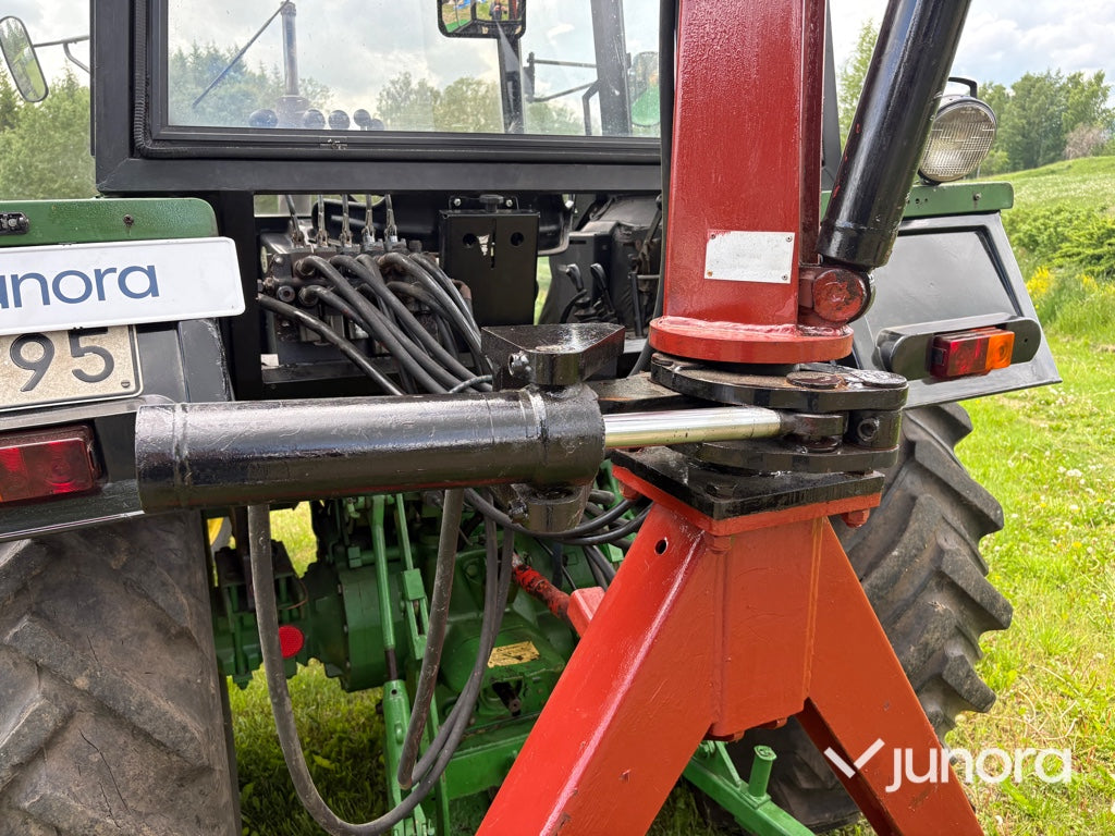 Traktor med skogskran - John Deere, 2130