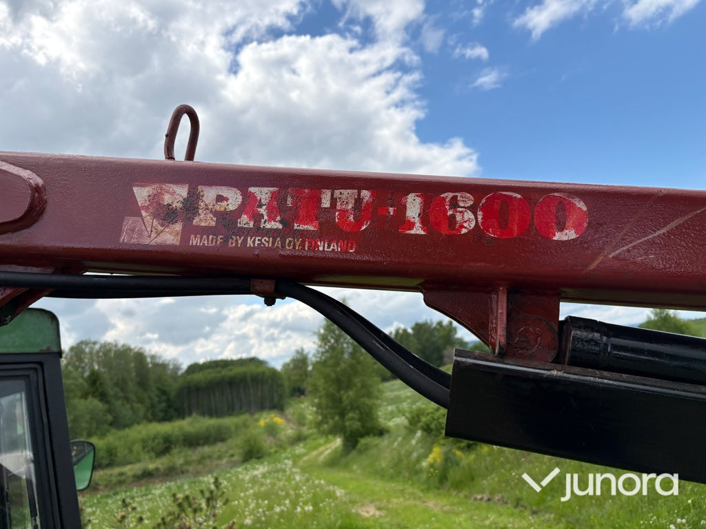 Traktor med skogskran - John Deere, 2130