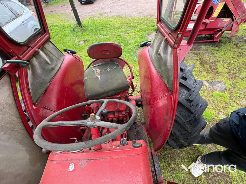 Traktor - International Harvester, B-275