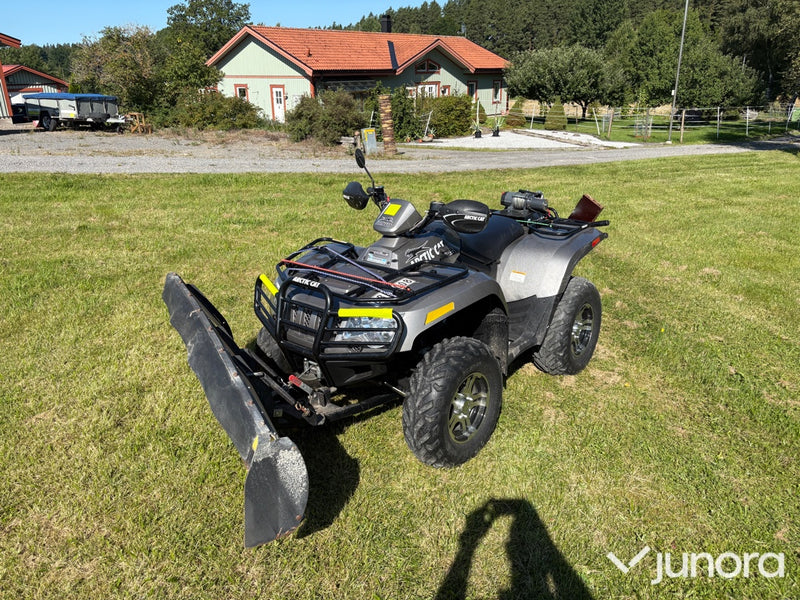 Arctic Cat 550S ATV med plogblad och vinsch
