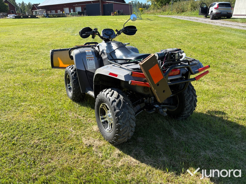 Arctic Cat 550S ATV med plogblad och vinsch