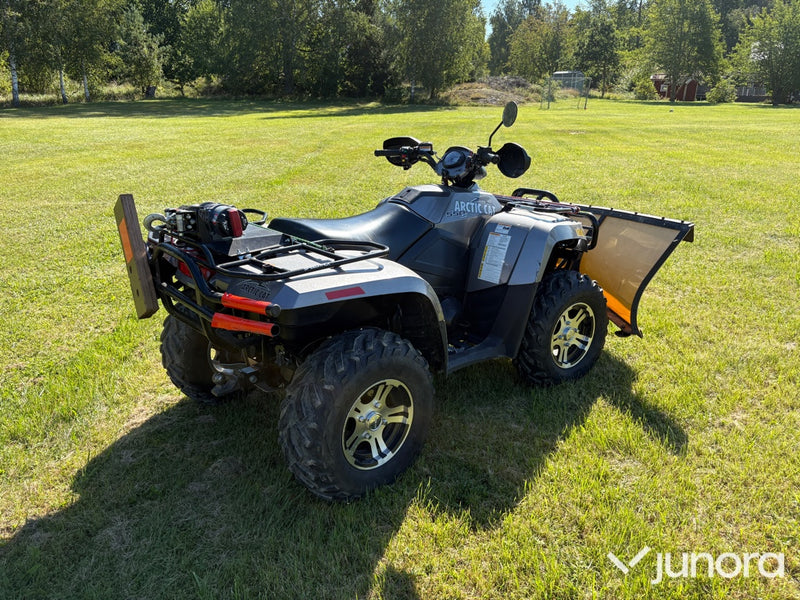 Arctic Cat 550S ATV med plogblad och vinsch