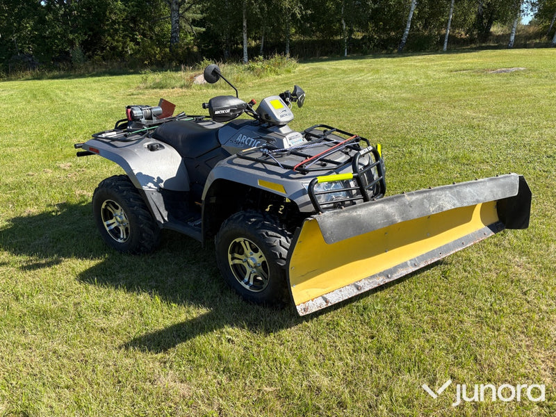 Arctic Cat 550S ATV med plogblad och vinsch