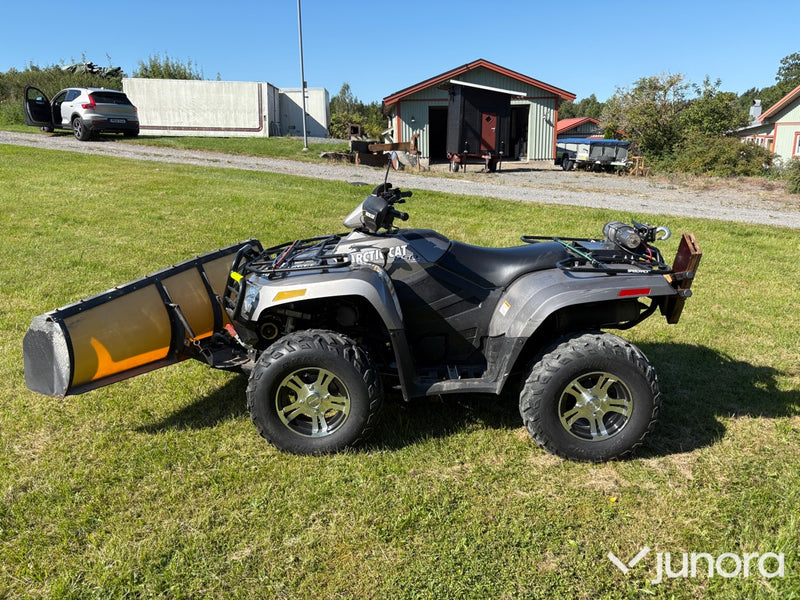 Arctic Cat 550S ATV med plogblad och vinsch
