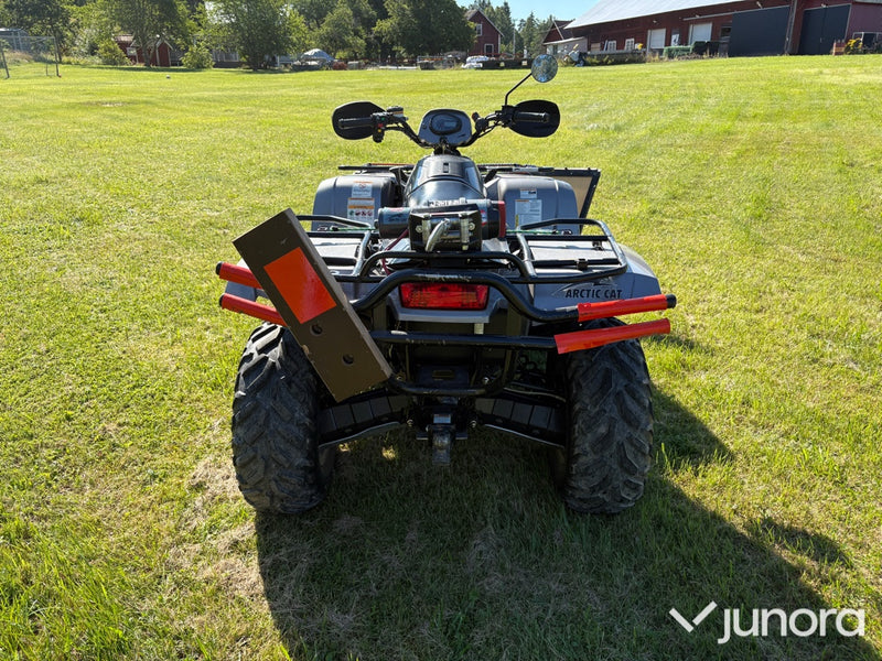 Arctic Cat 550S ATV med plogblad och vinsch