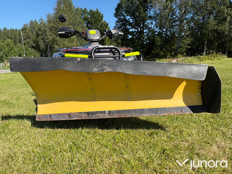 Arctic Cat 550S ATV med plogblad och vinsch