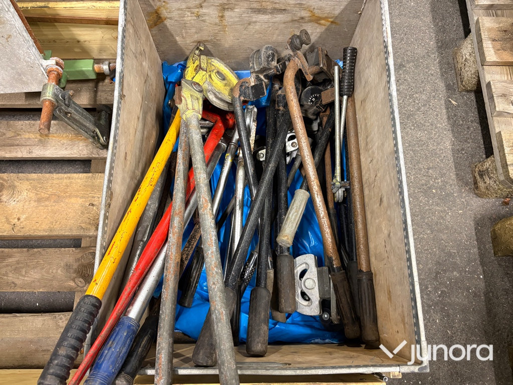 Låda - med VVS-verktyg
