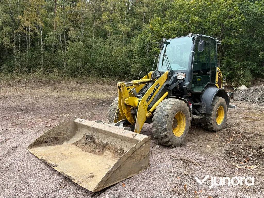 Hjullastare Komatsu WA80M-7 med 4 redskap