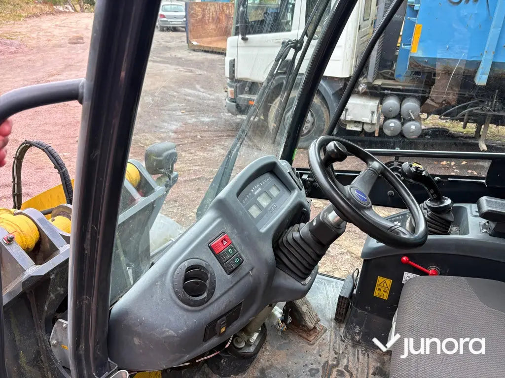 Hjullastare Komatsu WA80M-7 med 4 redskap