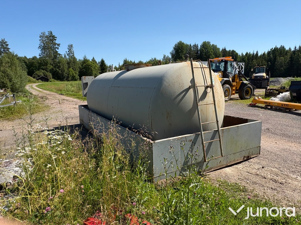 Dieseltank med invallning