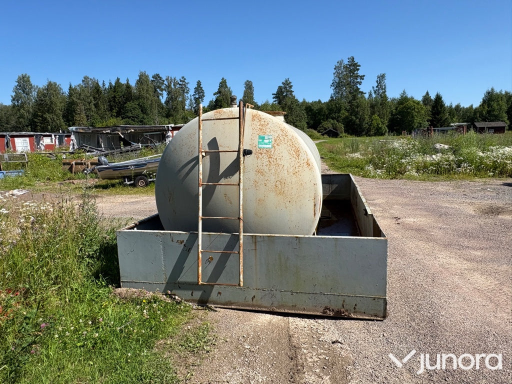 Dieseltank med invallning