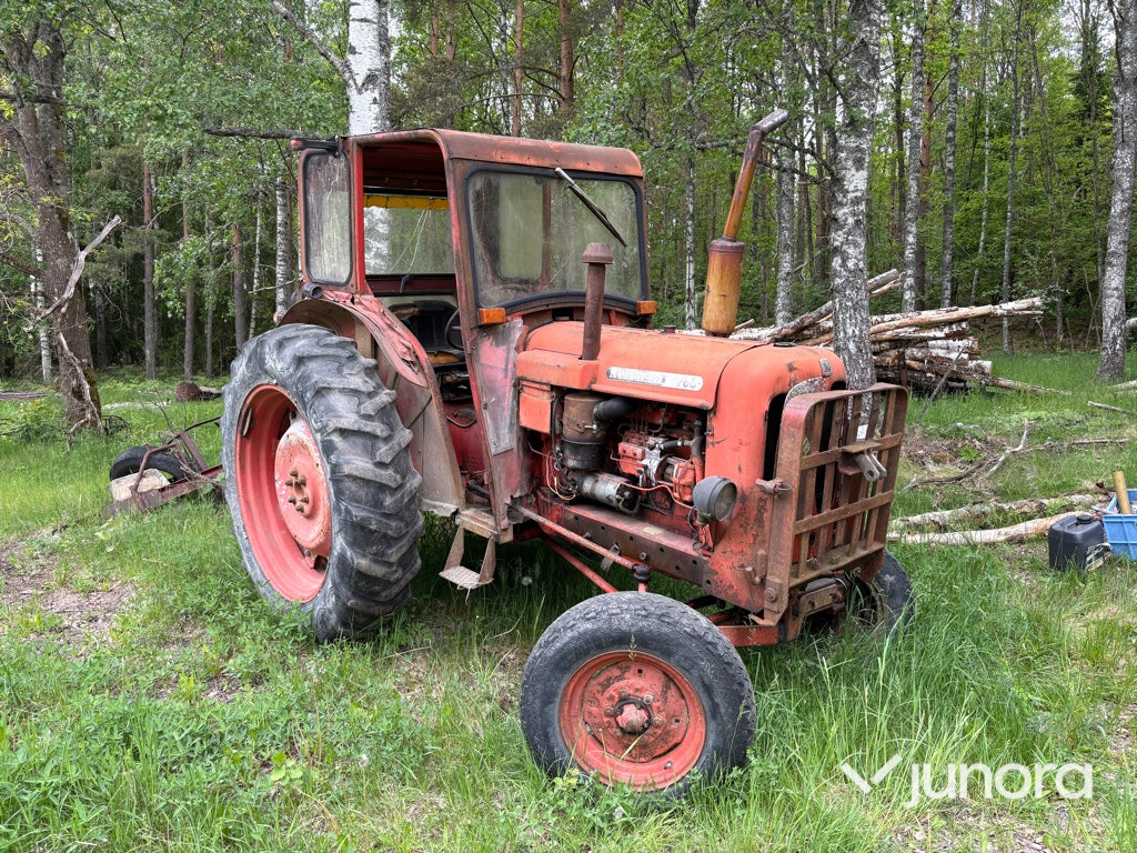 Traktor - Nuffield 10/60, Med huggarvagn och kran