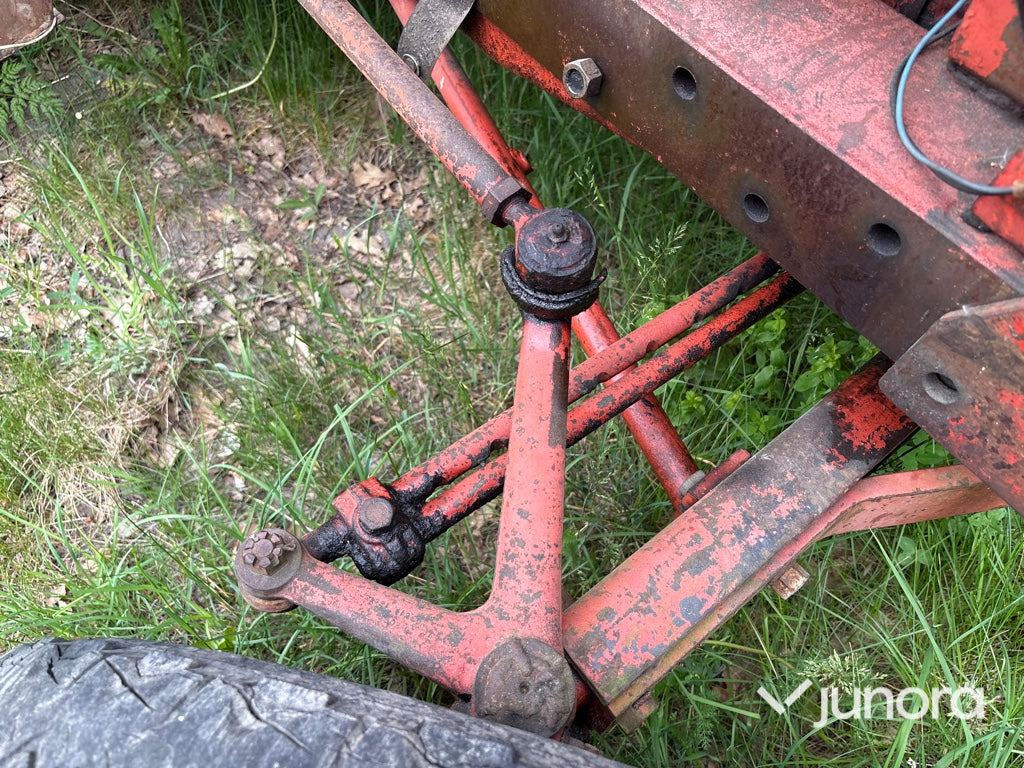 Traktor - Nuffield 10/60, Med huggarvagn och kran