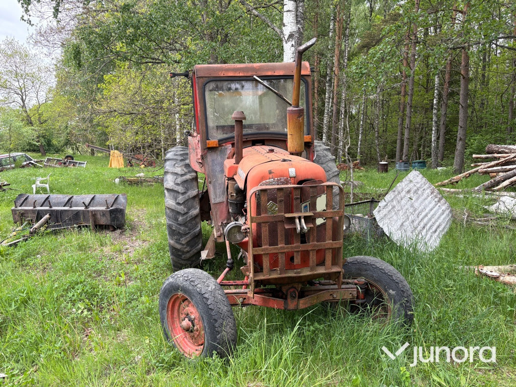 Traktor - Nuffield 10/60, Med huggarvagn och kran