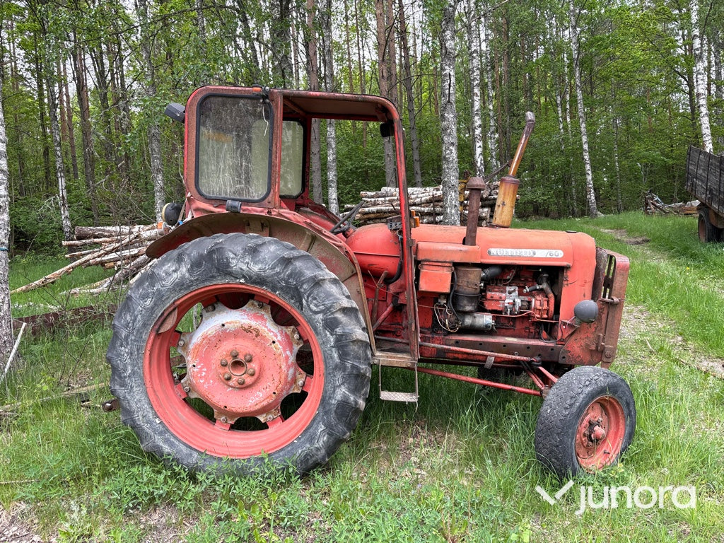 Traktor - Nuffield 10/60, Med huggarvagn och kran