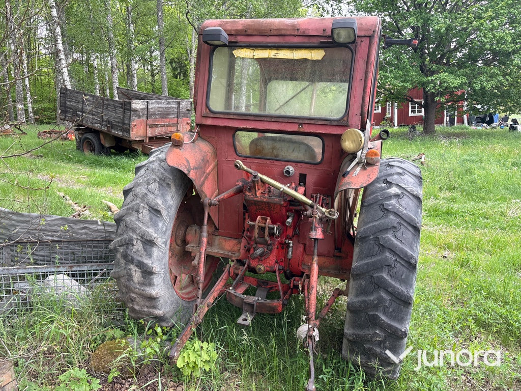 Traktor - Nuffield 10/60, Med huggarvagn och kran