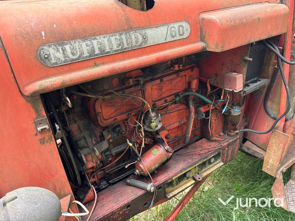 Traktor - Nuffield 10/60, Med huggarvagn och kran
