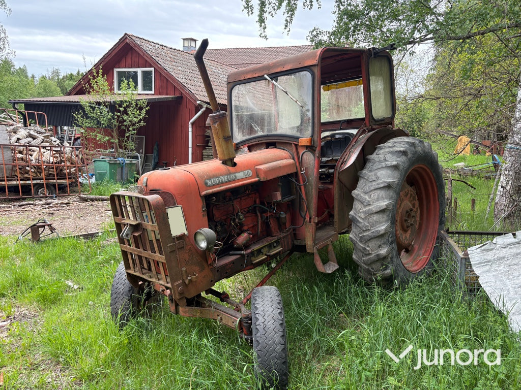 Traktor - Nuffield 10/60, Med huggarvagn och kran