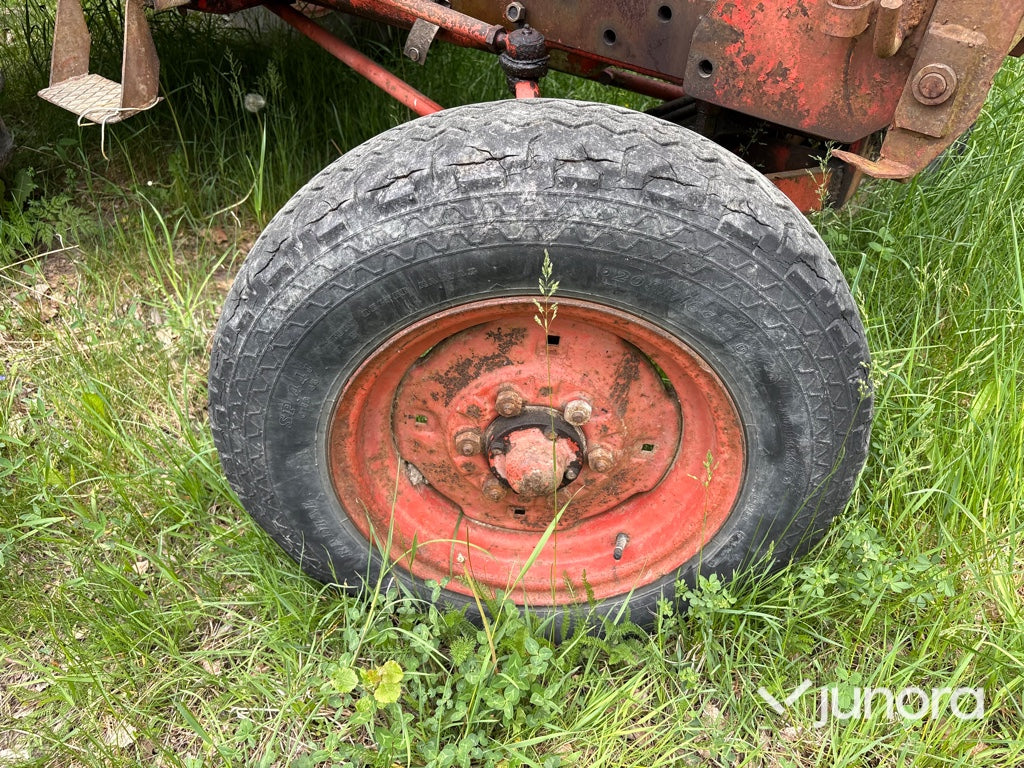 Traktor - Nuffield 10/60, Med huggarvagn och kran