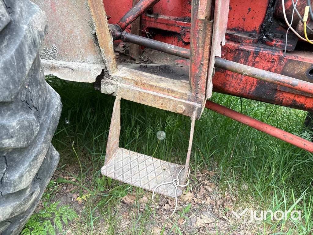 Traktor - Nuffield 10/60, Med huggarvagn och kran