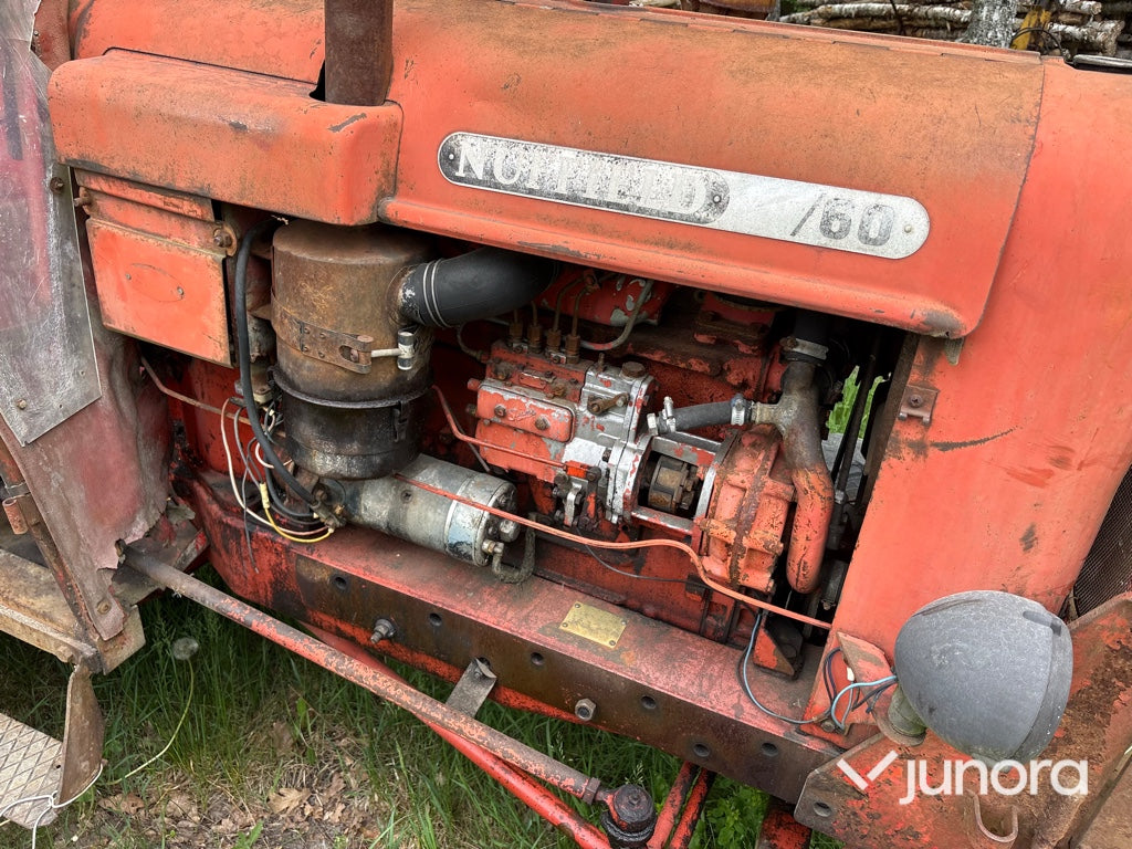 Traktor - Nuffield 10/60, Med huggarvagn och kran