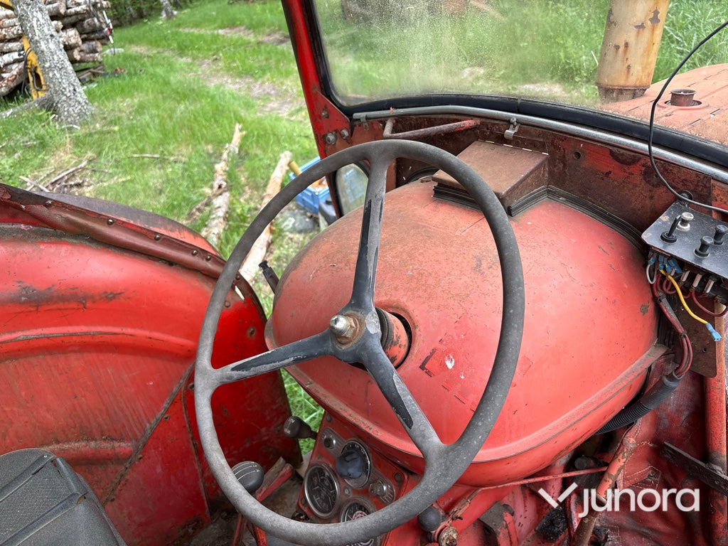 Traktor - Nuffield 10/60, Med huggarvagn och kran