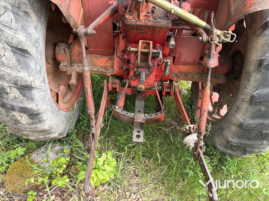 Traktor - Nuffield 10/60, Med huggarvagn och kran