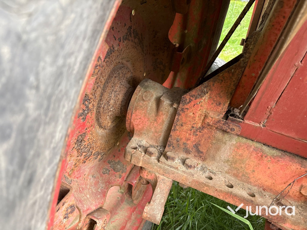 Traktor - Nuffield 10/60, Med huggarvagn och kran