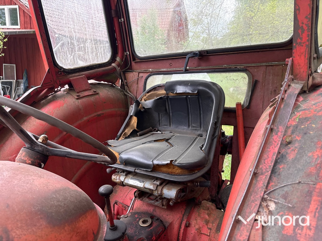 Traktor - Nuffield 10/60, Med huggarvagn och kran