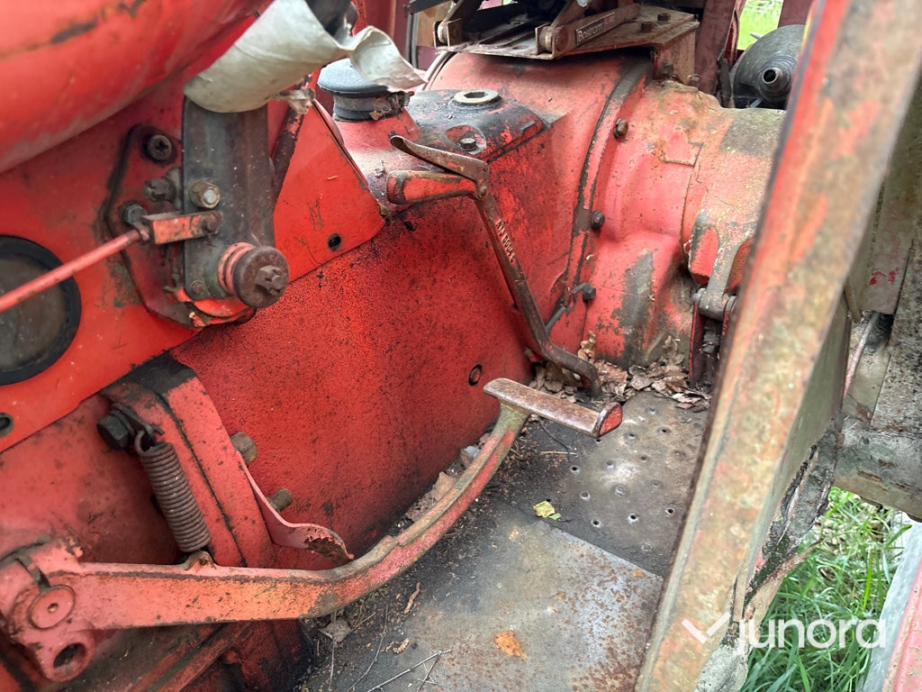 Traktor - Nuffield 10/60, Med huggarvagn och kran