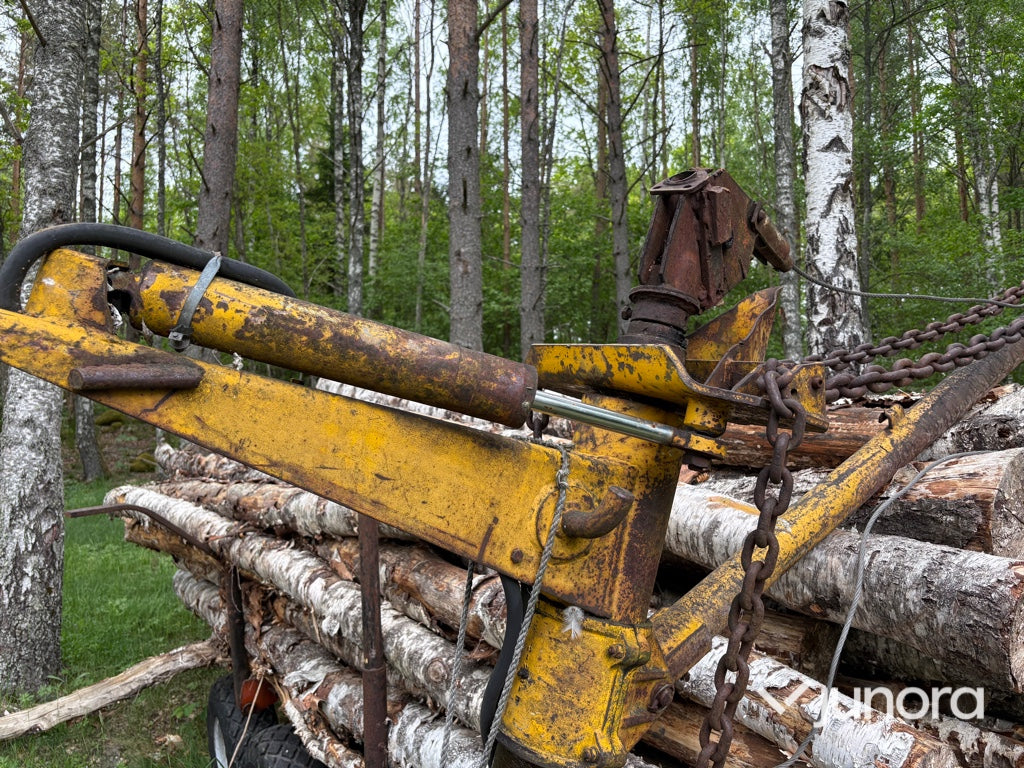 Traktor - Nuffield 10/60, Med huggarvagn och kran