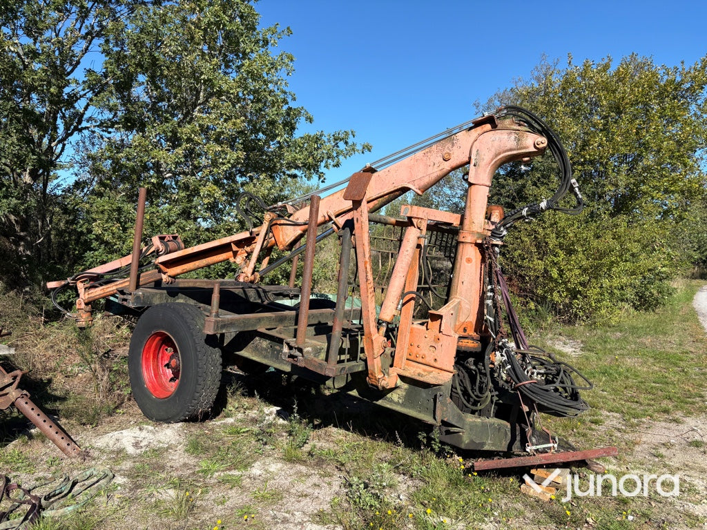 Skogsvagn med kran och kraftuttagsdriven framdrivning