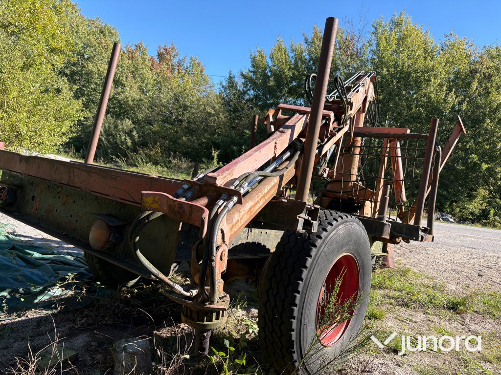 Skogsvagn med kran och kraftuttagsdriven framdrivning