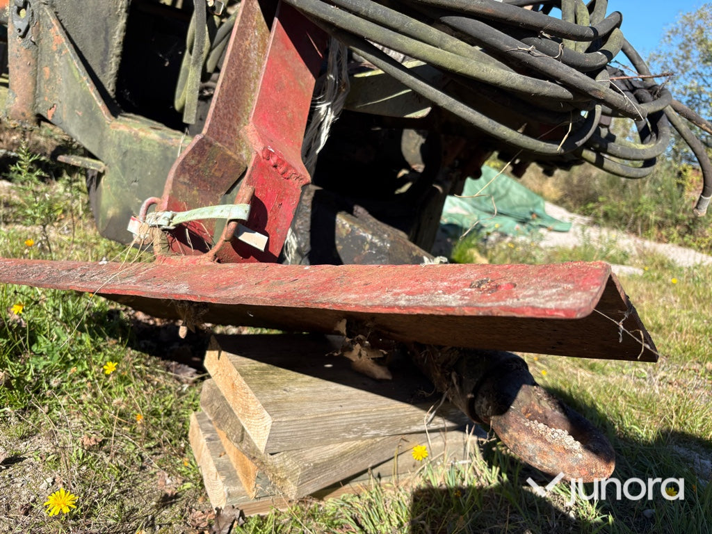 Skogsvagn med kran och kraftuttagsdriven framdrivning