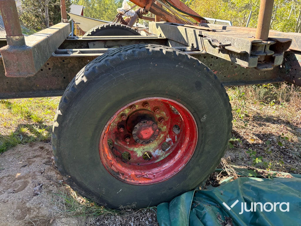 Skogsvagn med kran och kraftuttagsdriven framdrivning