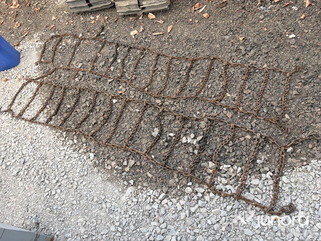 Snökedjor till mindre traktor