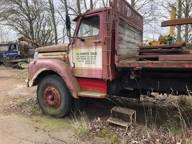 Scania  110 med tipp och kran