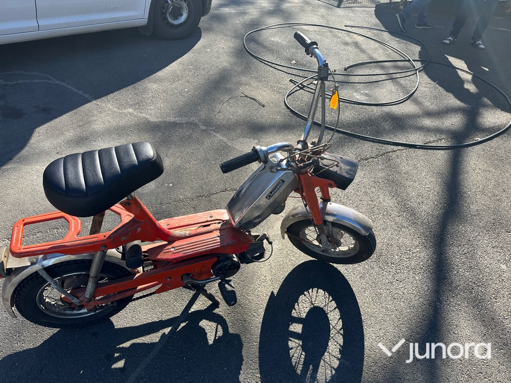 Moped - Crescent