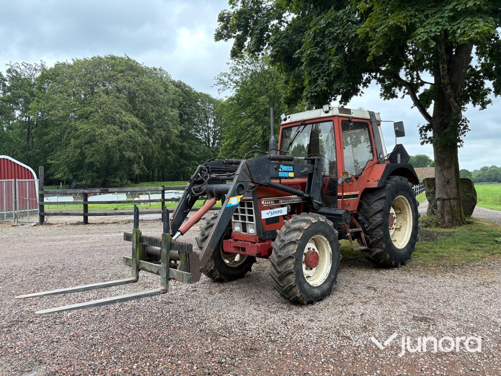 Traktor – International 844 AXL med Ålö Quicke 3360 WS lastare