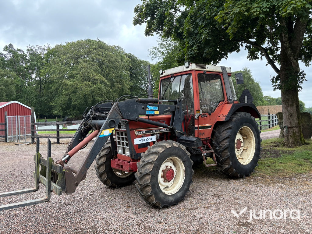 Traktor – International 844 AXL med Ålö Quicke 3360 WS lastare