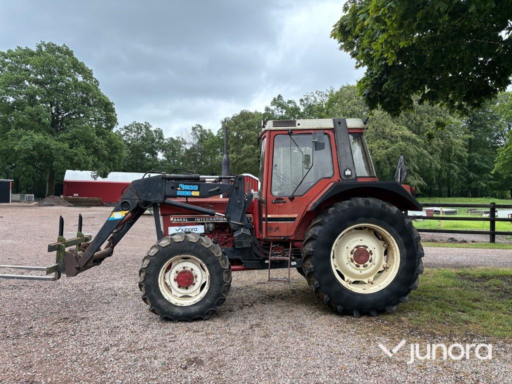 Traktor – International 844 AXL med Ålö Quicke 3360 WS lastare