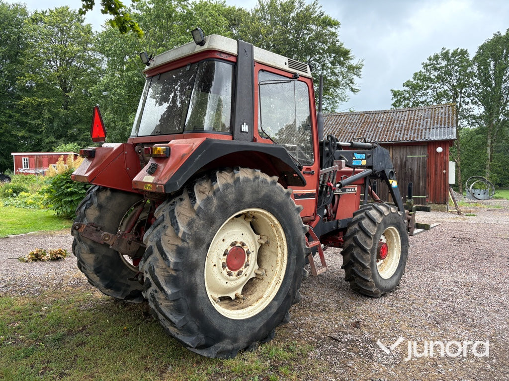 Traktor – International 844 AXL med Ålö Quicke 3360 WS lastare