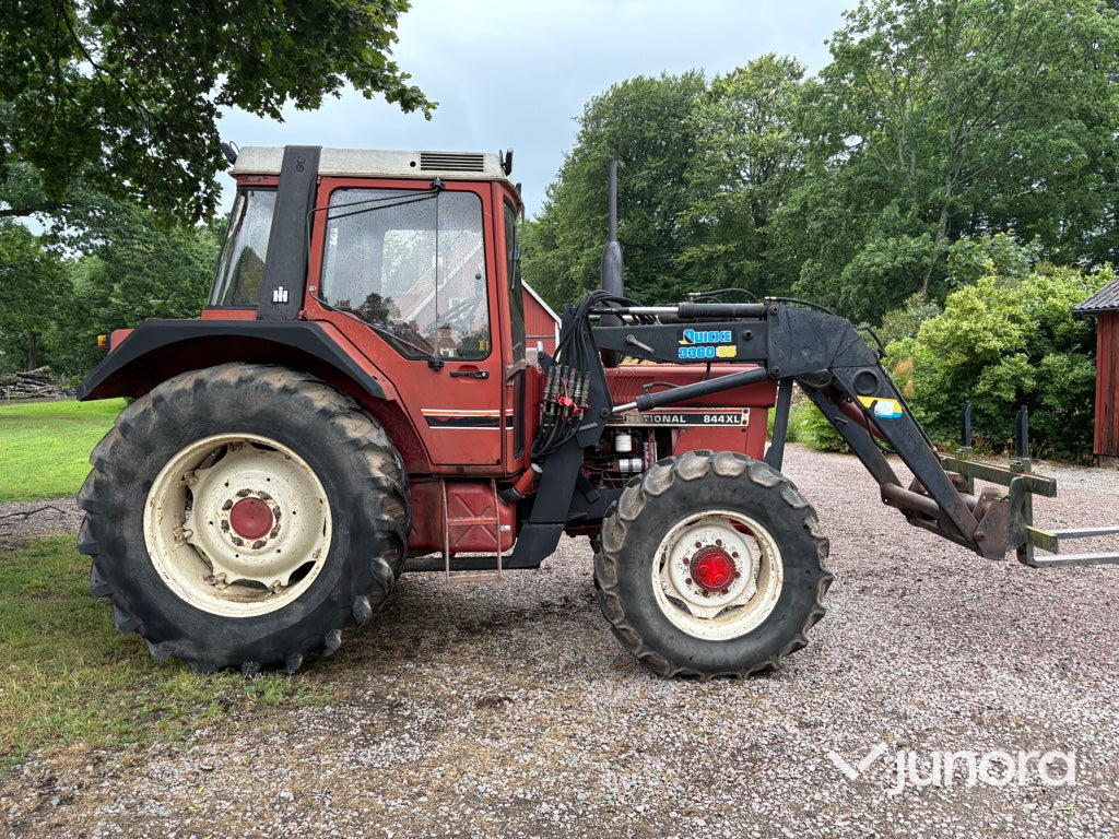 Traktor – International 844 AXL med Ålö Quicke 3360 WS lastare