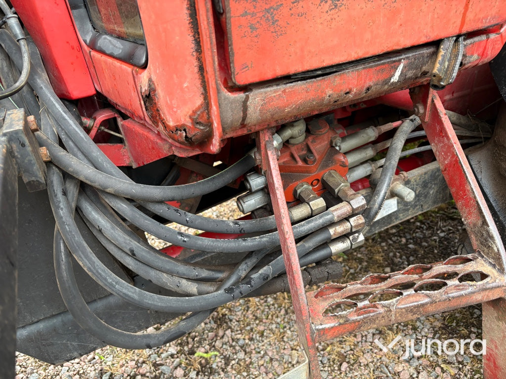 Traktor – International 844 AXL med Ålö Quicke 3360 WS lastare