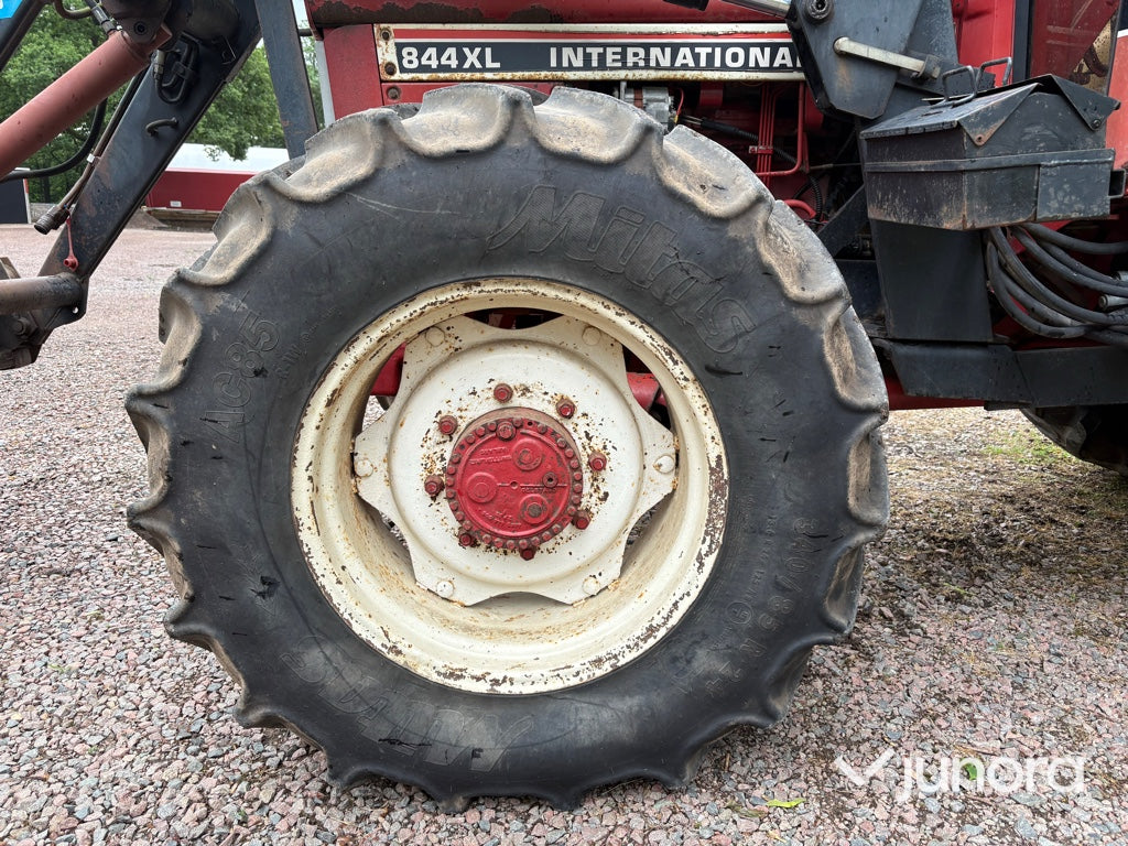 Traktor – International 844 AXL med Ålö Quicke 3360 WS lastare