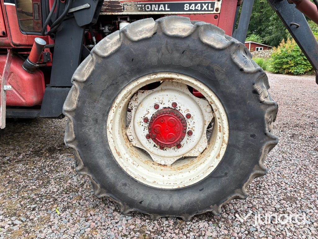 Traktor – International 844 AXL med Ålö Quicke 3360 WS lastare