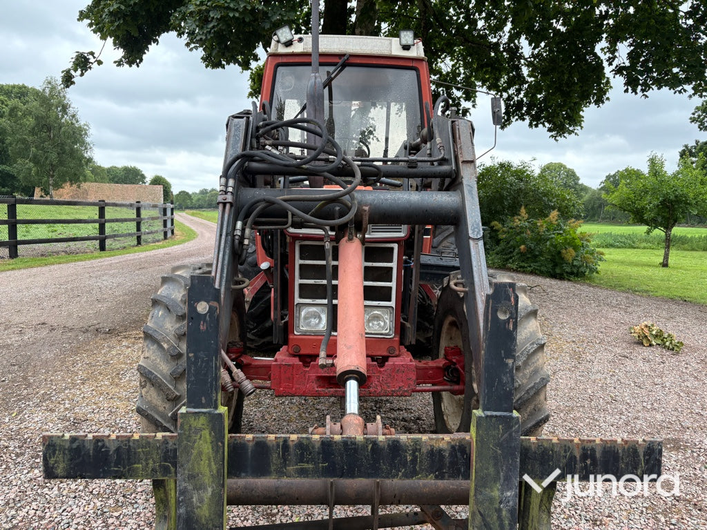 Traktor – International 844 AXL med Ålö Quicke 3360 WS lastare